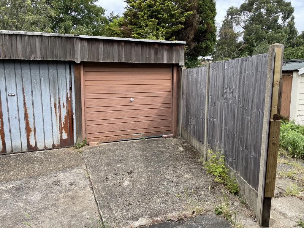 Lot: 27 - SEMI-DETACHED BUNGALOW WITH GARAGE FOR IMPROVEMENT - outside photo of garage